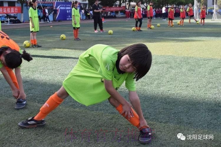 五超联赛“校园行”走进呼市蒙古族学校 欢声笑语中传递足球梦想 五超联赛“校园行”走进呼市蒙古族学校 欢声笑语中传递足球梦想
